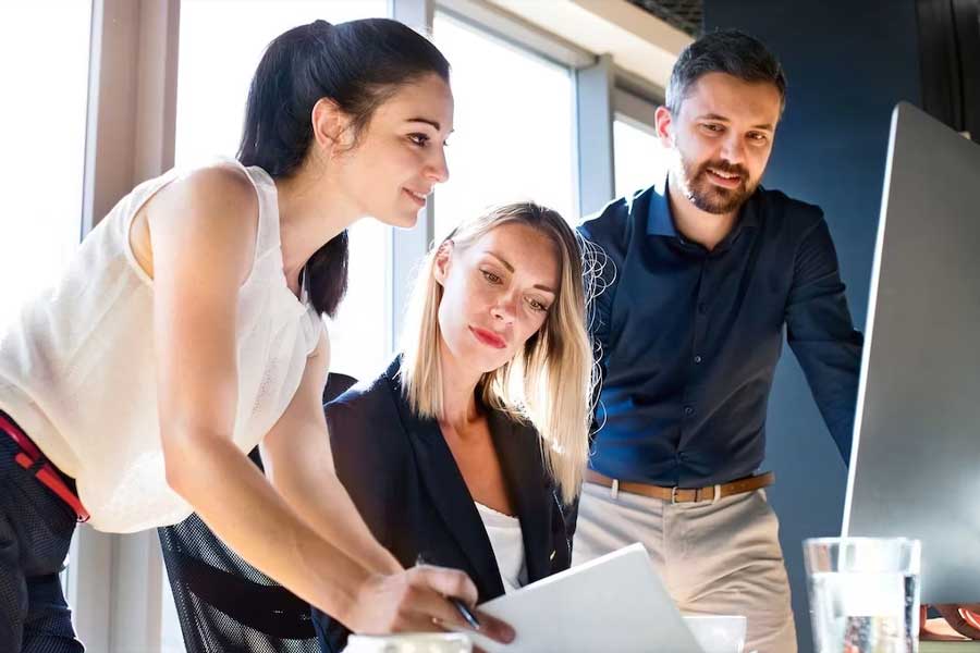 দেশে সরকারি বা বেসরকারি প্রতিষ্ঠানের ক্ষেত্রে এক এক জায়গায় কাজ করার সময় আলাদা। কোথাও সারা সপ্তাহে পাঁচ দিন, আবার কোথাও সপ্তাহে ছ’দিন চাকরি করতে হয়।