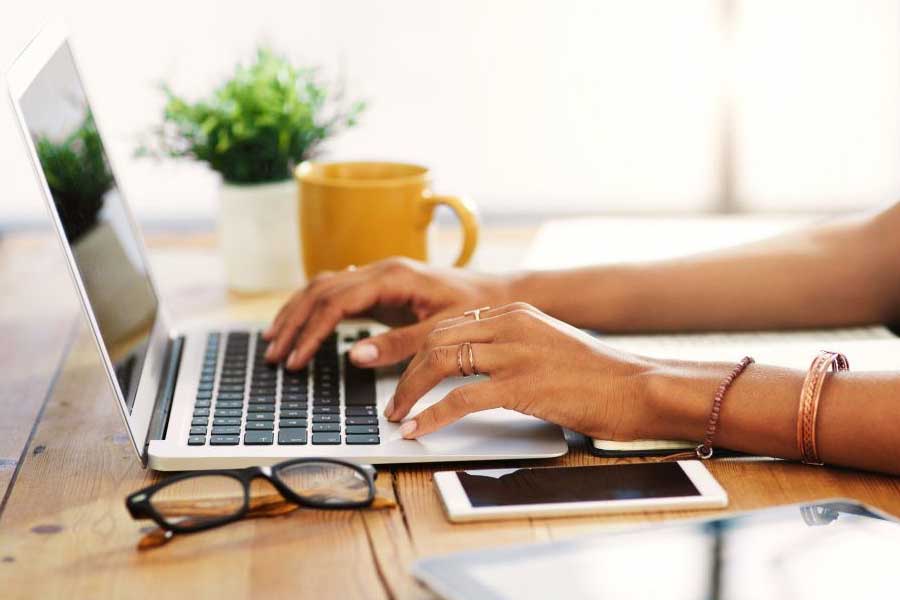 ইটালির পরে নাম রয়েছে আয়ারল্যান্ডের। সারা সপ্তাহে সেখানকার বিভিন্ন প্রতিষ্ঠানের কর্মীরা গড়ে ৩৫.৬ ঘণ্টা কর্মক্ষেত্রে ব্যয় করেন।