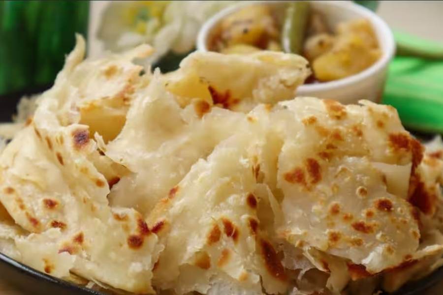 পেটাই পরোটা। কেউ কেউ আবার বলেন ছেঁড়া পরোটা। ইয়া বড় একাটা তাওয়া। তাতে প্রায় তাওয়ার সমান বড় একটা পরোটা সেঁকা হচ্ছে। কোথাও আবার পরোটার সাইজ তাওয়ার থেকেও বড়। 