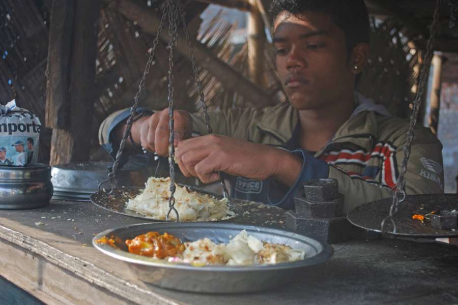 একটু সেঁকা হয়ে গেলেই তার পর ভাজার পালা। চার পাটে মুড়ে নিয়ে উল্টে পালটে ভাজা। তবে তেলের ব্যবহার কিন্তু যৎসামান্য। আর এটাই এই পরোটার ‘ইউএসপি’। কম তেলে প্রস্তুত নরম তুলতুলে পরোটা। 