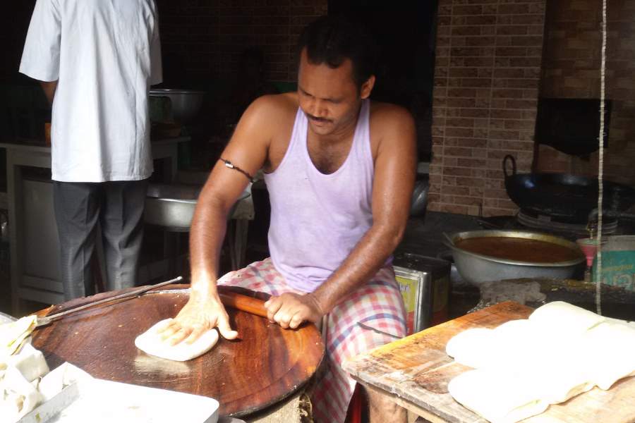 এর পরেই হাতের ঘায়ে বেশ কয়েকবার পেটানো হয় ঐ পরোটাকে। তার পর পরিবেশনার পালা। আপনারা হয়তো ভাবছেন এত বড় পরোটা খাবে কে? আর খাবেই বা কী করে। আসলে এই পরোটাকে ছিড়ে ওজন করে বিক্রয় করা হয় সব জায়গায়। 