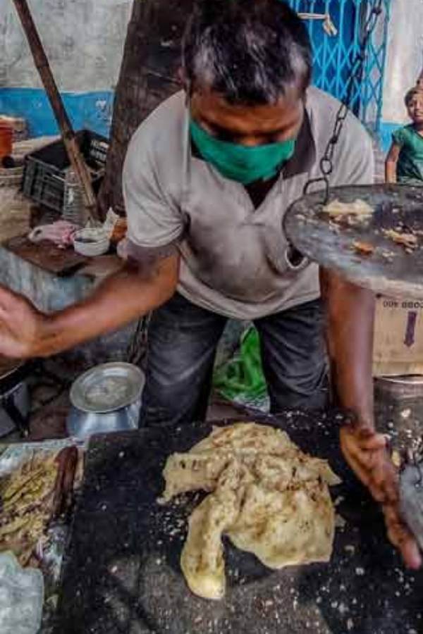 ১০০ গ্রাম থেকে শুরু করে যতটা আপনি খেতে পারেন। সঙ্গে রয়েছে ঘুগনি, বা লাল লাল ঝোল আলুর দম। আবার কোথাও পেয়ে যাবেন ডিম কষাও। 