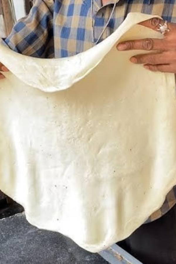 দাম শুরু কোথাও মাত্র ১২ টাকা থেকে বা কোথাও ১৫ টাকা থেকে। কম দামে এই রকম পেট ভরা খাবার আর কটা আছে বলুন দেখি। তবে কোথায় গেলে পাবেন এমন সুন্দর জায়গা। জানা আছে? এই প্রতিবেদনে রইল কলকাতার এমন কটা সেরা পেটাই পরোটার দোকানের হদিস। 