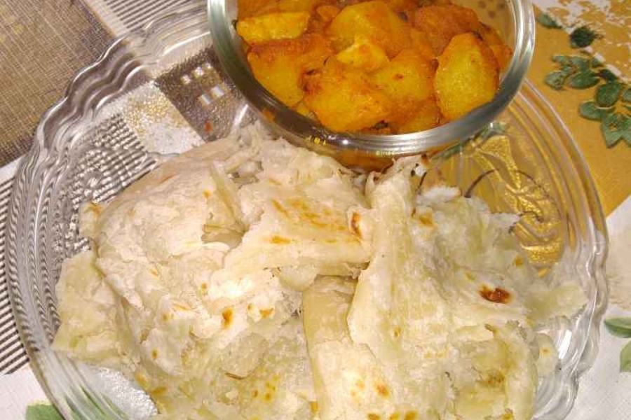 সল্টলেক সেক্টর ৩ এ রয়েছে একটি বিখ্যাত চোখের হাসপাতাল এবং একটি বেসরকারি হাসপাতাল। চোখের হাসপাতালের ঠিক বিপরীতের ফুটপাথে রয়েছে দুটি দোকান। এখানকার পেটাই পরোটার স্বাদ দারুণ। সঙ্গে রয়েছে ঘুগনি বা আলুর দম। আলাদা করে নিতে পারেন ডিম কষা। 