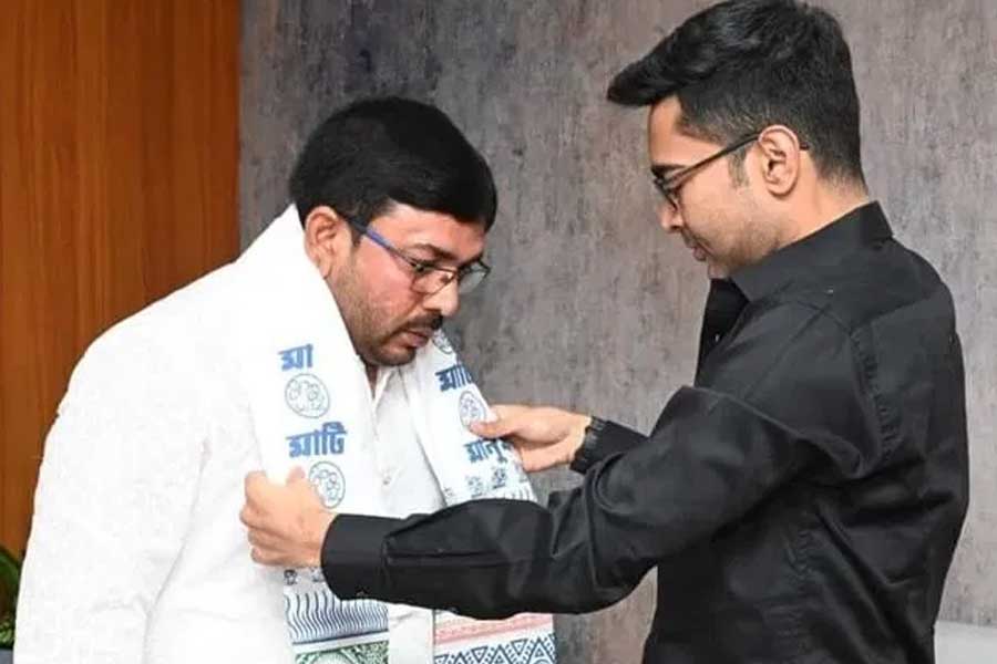 হরকালী প্রতিহারকে উত্তরীয় পরাচ্ছেন অভিষেক বন্দ্যোপাধ্যায়। 