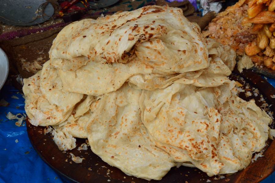 কলকাতা থেকে রায়চক যেতে গেলে রাস্তায় পড়ে সরিষা আশ্রম মোড়। রামকৃষ্ণ মিষ্টান্ন ভাণ্ডার এবং তাঁর আশেপাশেই রয়েছে বেশ কয়েকটি পেটাই পরোটার দোকান। এখানকার পেটাই পরোটার স্বাদের এমন বাহার যে লোকে গাড়ি রেখে নেমে আসেন এখানে জলখাবার খেতে। 