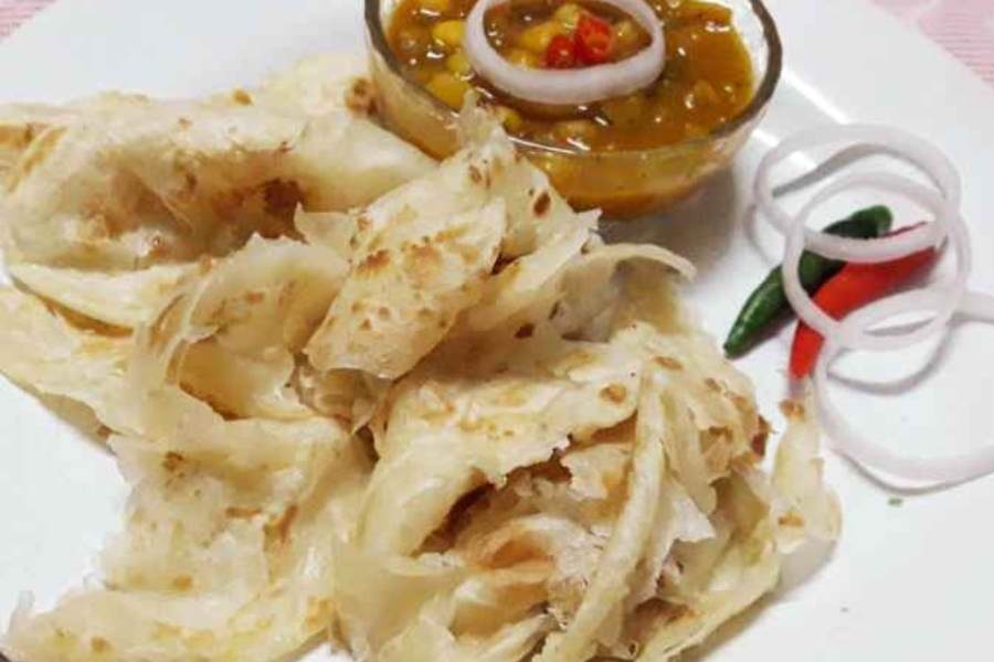 দক্ষিণ কলকাতার থিয়েটার রোডে রয়েছে পেটাই পরোটার দোকান। জহরলাল রোড থেকে থিয়েটার রোডে ঢুকে এজেসি বোস রোডের দিকে একটু এগোলে চোখে পড়বে এই দোকান।