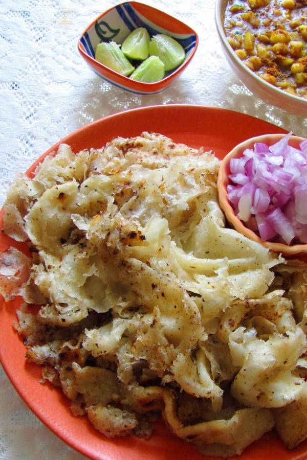 ছাতুবাবুর বাজারের প্রধান গেটে রয়েছে আরেকটি ছোট দোকান। সময় সকাল ৭টা থেকে ১১টা বা ১২টা অবধি। সকাল বেলায় এই দোকানের পেটাই পরোটা খেলে আপনার মন ভাল হতে বাধ্য। এই প্রতিবেদনটি ‘আনন্দ উৎসব’ ফিচারের একটি অংশ।   