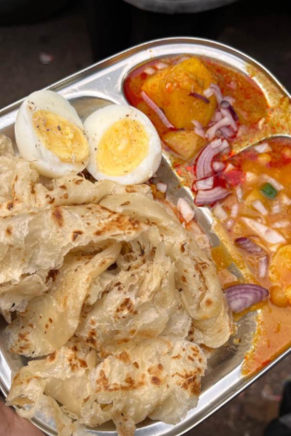 সূর্য সেন স্ট্রিটকে ডানদিকে রেখে শিয়ালদহের দিকে গেলে ডান দিকে দেখতে পাবেন দোকান। ছোট এই  দোকানগুলির ‘দর্শনদারি’ না থাকলেও স্বাদ কিন্তু অসাধারাণ। 