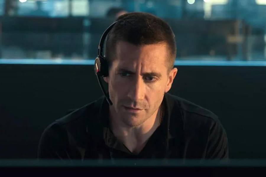 দ্য গিলটি:  ২০২১ সালে ম্মুক্তি পাওয়া মার্কিন রোমাঞ্চকর সিনেমা এটি। অপরাধধর্মী সিনেমার টান্টান উত্তেজনার প্রতি যদি আপনার বিশেষ আকর্ষণ থাকে, তা হলে দ্য গিলটি দেখে নিতে পারেন। জেক জিলেনহল পোক্ত অভিনেতা,  নিজের নানা রকম সাসপেন্স বা রোমাঞ্চের মুভিতে নিজেকে প্রমাণ করেছেন তিনি।  এ বারেও তার ব্যতিক্রম হয়নি যেন!