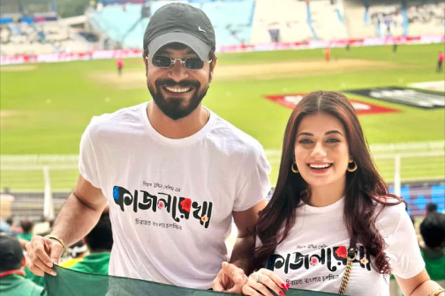 শনিবার ইডেন গার্ডেন্সে বাংলাদেশ বনাম নেদারল্যান্ড ম্যাচে শরিফুল রাজ এবং মন্দিরা চক্রবর্তী।
