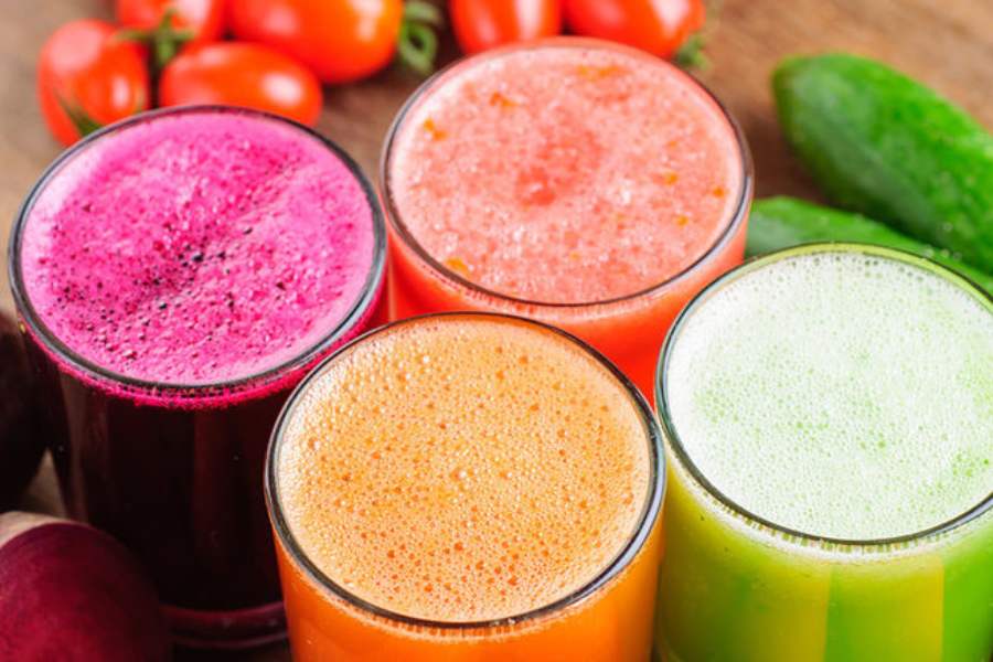 কপিলা আশ্রম, (শ্রীমানী বাজার): বিধান সরণির উপরে শ্রীমানী বাজার এলাকায় এই দোকান চেনেন না এমন মানুষ কমই রয়েছেন। ফলের রস ও নানা রকমের শরবতের জন্য বহু বছরের বিশ্বস্ত নাম এই দোকান। 