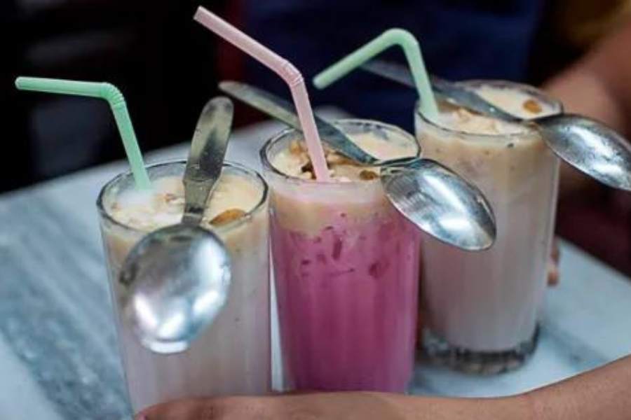 প্যারামাউন্ট, (কলেজ স্ট্রিট): কলকাতার বই পাড়ায় আড্ডার জায়গার অভাব নেই। কফিহাউস,  মোমোর দোকান সবই আছে,  তবে ঘুরতে ঘুরতে গলা শুকিয়ে এলে উপায়?  এক শতকের বেশি বয়সের শরবতের দোকান প্যারামাউন্ট রয়েছে হাতের নাগালে। কী পাওয়া যায় না সেখানে! ডাবের শরবত থেকে নানা রকম ফলের শরবত,  আট থেকে আশি, ভিড় জমান সকলেই। 