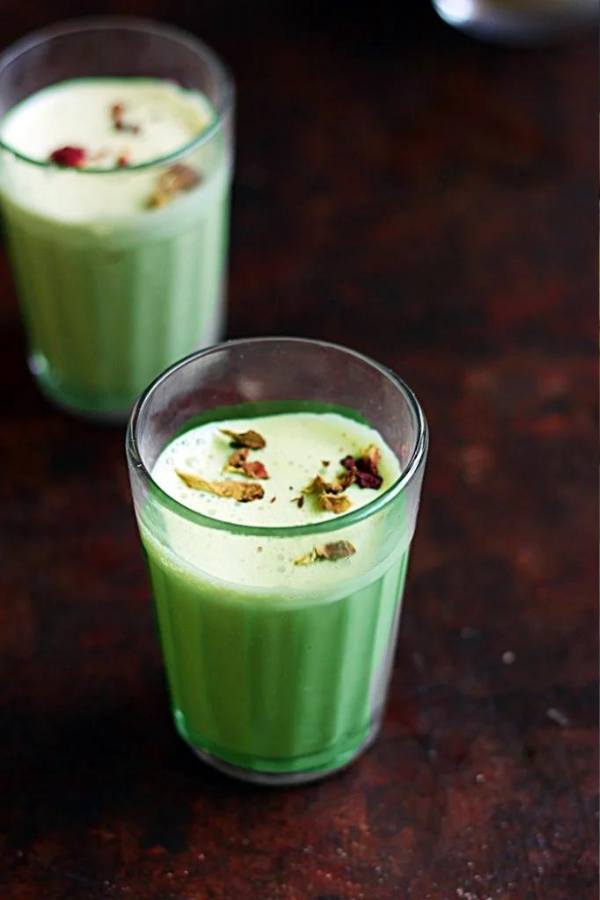 দ্য ইয়েলো স্ট্র, (ভবানীপুর)  দক্ষিণ কলকাতার জনবহুল ভবানীপুর এলাকায় শরবতপ্রেমীদের অভাব নেই কোনও দিনই। সেখানেই দ্য ইয়েলো স্ট্র আজ বহু বছরের পুরনো ঠিকানা! এই প্রতিবেদনটি ‘আনন্দ উৎসব’ ফিচারের একটি অংশ।