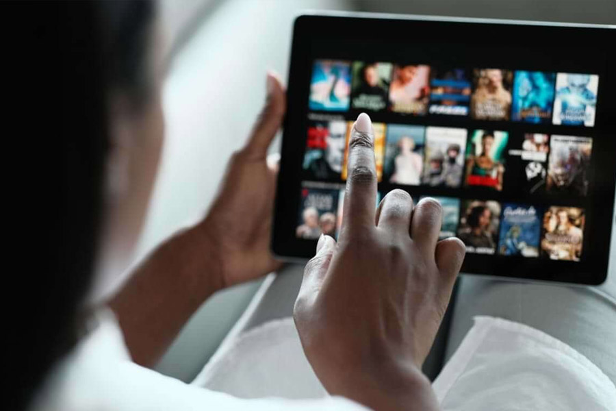 ওটিটি প্ল্যাটফর্মের চল শুরু হওয়ার পর ওয়েব সিরিজ়ের প্রচলনও বৃদ্ধি পেয়েছে। দেশ-বিদেশের নানা ঘরানার সিরিজ় ‘বিঞ্জে ওয়াচ’ করার অভ্যাসও জাঁকিয়ে বসেছে দর্শকের মধ্যে। কিন্তু ওয়েব সিরিজ়ের এক একটি পর্ব তৈরি করতে কত খরচ হয় তা জানেন কি?