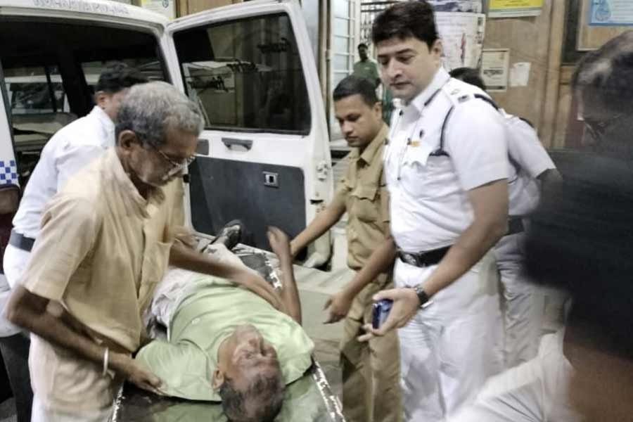 Kolkata Traffic police saves life of man acting immediately