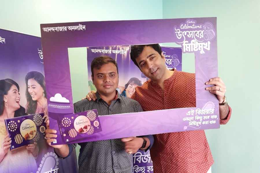 ট্রেনার এবং দেহরক্ষী শান্তনুকে নিজের অফিসে ডেকে বিজয়ার সাপ্রাইজ দিলেন অভিনেতা আবির চট্টোপাধ্যায়। শান্তনুও খোলসা করলেন পর্দার পিছনে থাকা ব্যক্তি আবিরের গল্প। সঙ্গে চলল মিষ্টিমুখ।