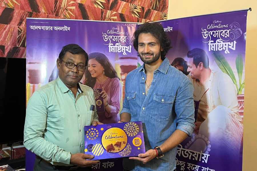 টেলি অভিনেতা শন বিজয়া জানালেন তাঁর দীর্ঘদিনের সঙ্গী সাহাবাবুকে। সাহাবাবু বড় মজার মানুষ। লাইভ চ্যাটে তাঁকে নিয়েই উঠে এল নানা গল্প।