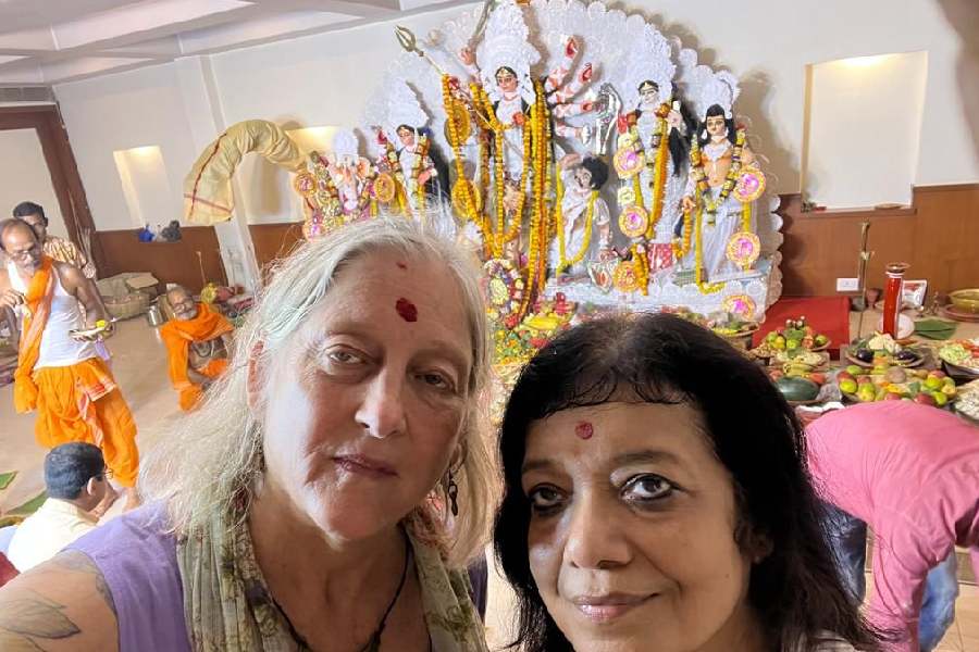 American poet Annie Finch and Writer Alka Saraogi discuss Durga Puja and culture in Kolkata
