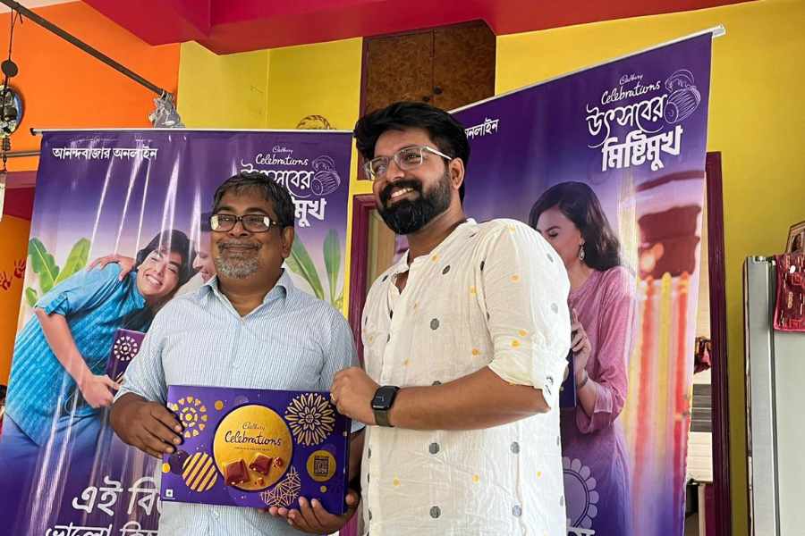 ত্রয়োদশীর সকালেই শ্বশুরমশাইকে বিজয়া জানাতে তাঁর বাড়ি পৌঁছলেন সুজয়নীল। লাইভ চ্যাটেই উঠে এল তাঁদের দু'জনের সম্পর্কের দৃঢ়তার ছবি।
