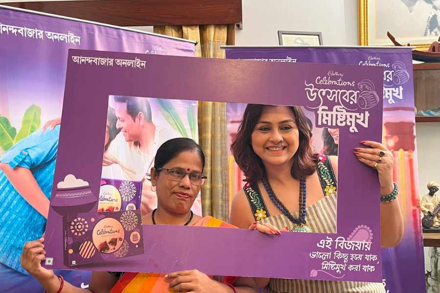 দেবযানীর বাড়িতে দীর্ঘদিন পরিচারিকা হিসাবে কাজ করছেন জয়া। তাঁকেই সেলিব্রেশন হাতে চমকে দিলেন দেবযানী। সঙ্গে চলল মিষ্টিমুখ।