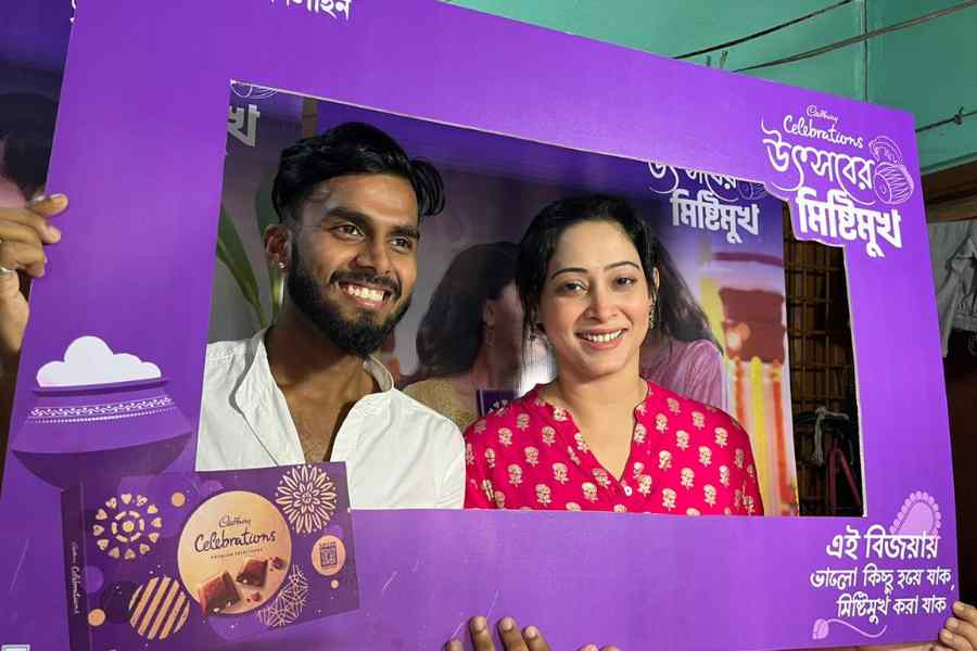 ক্যাডবেরি হাতে বিজয়ার সাপ্রাইজ দিতে চন্দ্রানী দাশ তাঁর গাড়ি ড্রাইভার, পথচলার সর্ব ক্ষণের সঙ্গী ঈশানের বাড়িতে। উঠে এল নানা গল্প। সঙ্গে চলল মিষ্টিমুখ।