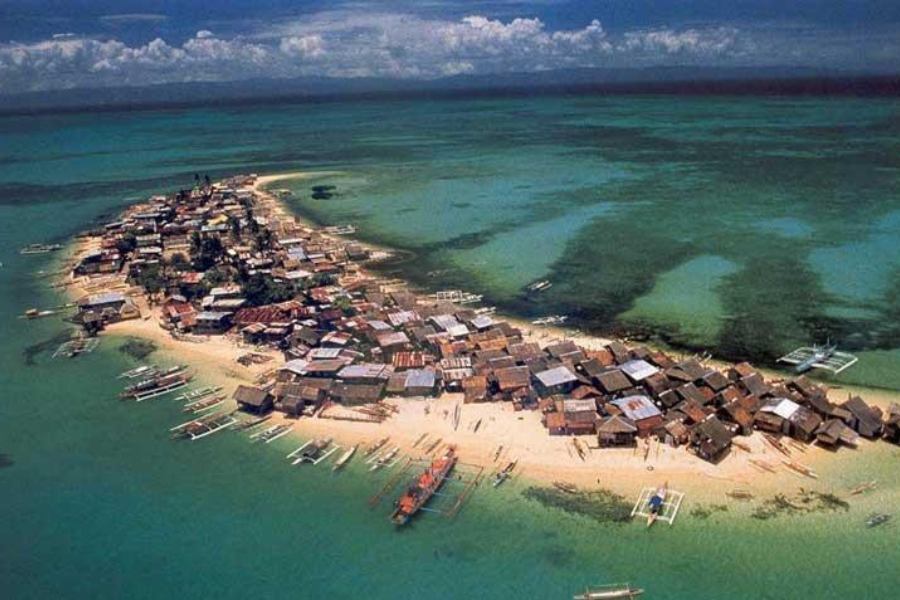 ৩. মাজুলি: বিশ্বের সর্ব বৃহৎ নদী-দ্বীপ। এখানে বেশ কিছু 'বৈষ্ণব সত্র'  অর্থাৎ অসমের একদা নব বৈষ্ণব ধর্ম প্রচারের প্রতিষ্ঠান,  সেগুলি আছে। এখানে কিছু গ্রামে মুখোশ তৈরির কাজ হয়। এগুলি সাধারণ মুখোশ নয়। পঞ্চদশ শতাব্দীতে শ্রীমন্ত শঙ্করদেব রচিত 'অঙ্কিয়া ভাওনা'  পালা বা নাটকে এই ধরনের মুখোশ ব্যবহৃত হত। এত প্রাচীন শিল্পকলাকে এখনও মাজুলির মানুষ ধরে রেখেছেন। জোরহাটের সঙ্গেই মাজুলি ঘুরে নিতে পারেন।