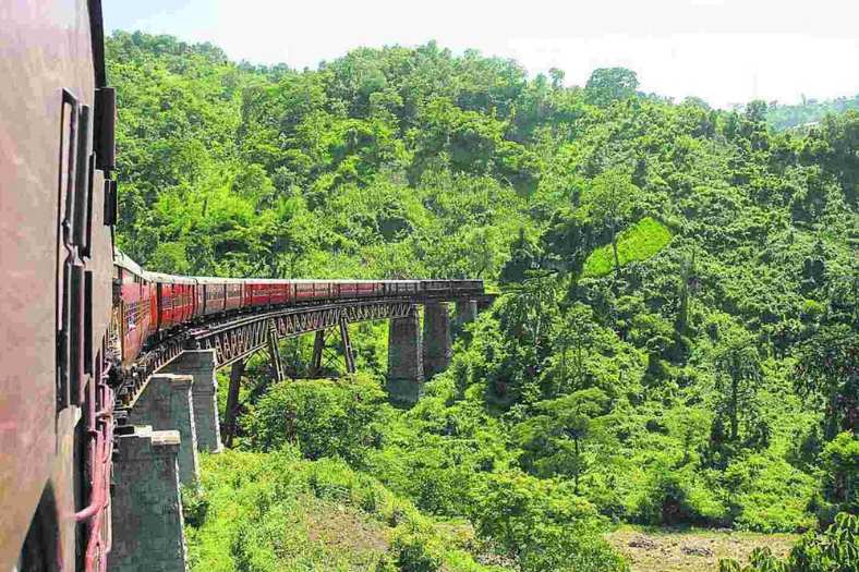 ৭. হাফলং: হাফলং পড়ে অসমের ডিমাহাসাও জেলায়। উচ্চতা ৫১২ মিটার। প্রাকৃতিক সৌন্দর্য আর মনোরম জলবায়ুর জন্য হাফলং-কে উত্তর পূর্ব ভারতের সুইজারল্যান্ড বলা হয়। অবশ্য বরফ পড়ে না। তবে গুয়াহাটি থেকে জায়গাটি বেশ দূরে। শিলচর থেকে হাফলং গেলে সুবিধে হয়। প্রাকৃতিক সৌন্দর্যের স্বাদ পেতে হলে অবশ্যই হাফলং যান। সেই সঙ্গে ঘুরে নিন জাটিঙ্গা। হাফলং থেকে মাত্র ৯ কিলোমিটার দূরের এই গ্রাম নানান ধরনের পাখিদের জন্য বিখ্যাত। তবে শোনা যায়,  কোনও অজানা কারণে অগস্ট থেকে নভেম্বরের মধ্যে অনেক পাখি এখানে এসে আত্মহত্যা করে।