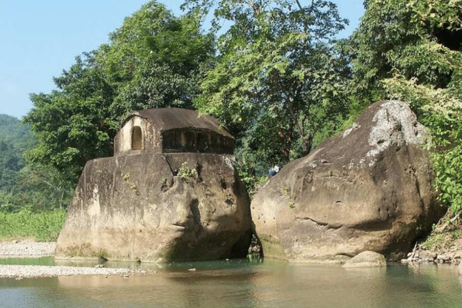 ৮. মাইবং:  হাফলং থেকে ৪৫ কিলোমিটার দূরে মাইবং। জায়গাটা এক কালে অসমের কাছাড়ি রাজাদের আমলের রাজধানী ছিল। সেই প্রাসাদের কিছু অংশ এখনও দেখা যায় মাইবং বেড়াতে গেলে। এ ছাড়াও রয়েছে রামচন্ডী মন্দির। রাস্তায় যেতে যেতে অনেক সুন্দর ঝর্না দেখতে পাবেন। হাফলং বেড়াতে গেলে ৩-৪ দিনের পরিকল্পনা নিয়ে যান, এক সঙ্গেই মাইবং ঘুরে নিতে পারবেন।