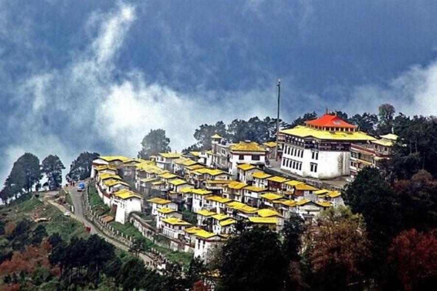 ৯. তেজপুর: তেজপুরকে বলা হয় অসমের সাংস্কৃতিক রাজধানী। অনেক কিছু দেখার বিষয় আছে তেজপুর ও তার আশেপাশে। নামেরি রাষ্ট্রীয় উদ্যান তার মধ্যে অন্যতম। তাছাড়াও চিত্রলেখা উদ্যান,  অগ্নিগঢ়,  কালিয়া ভোমরা সেতু ঘুরে দেখতেই পারেন। 