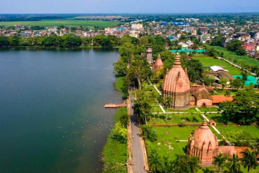 ১০. শিবসাগর: ঐতিহাসিক শহর। ভারতীয় ইতিহাস অনুযায়ী,  অহম সাম্রাজের রাজধানী এখানেই ছিল। সেই প্রাচীন অহম স্থাপত্য দেখতে হলে শিবসাগর যেতে হবেই। এখানে অন্যতম দ্রষ্টব্যস্থান রংঘর,  কারেংঘর,  তলাতল ঘর।