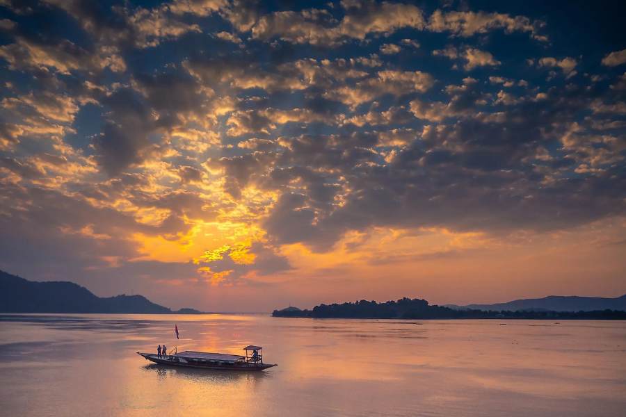 থাকার জায়গা: অধিকাংশ জায়গায় ছোট-বড় হোটেল আছে। কিছু জায়গায় থাকার প্রধান স্থান গেস্ট হাউস বা হোম-স্টে! এই প্রতিবেদনটি ‘আনন্দ উৎসব’ ফিচারের একটি অংশ।