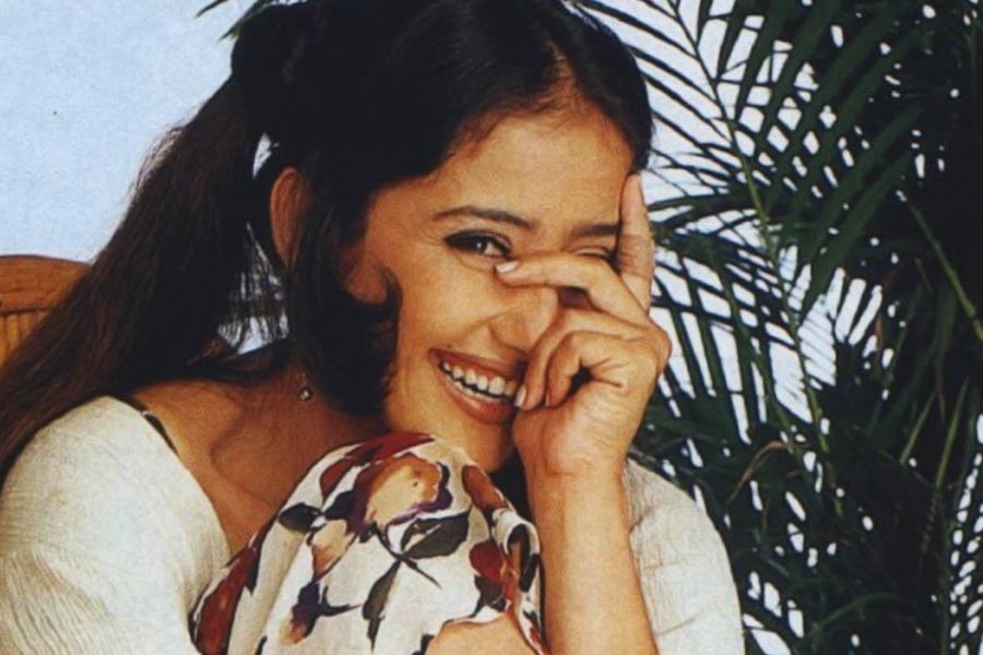 নব্বইয়ের দশকে বলিপাড়ায় আত্মপ্রকাশ করেন বলি অভিনেত্রী মনীষা কৈরালা। প্রথম ছবির মাধ্যমেই বক্স অফিস কাঁপিয়ে দেন অভিনেত্রী। কিন্তু কেরিয়ারের ঝুলিতে হিট ছবির তুলনায় ফ্লপ ছবির সংখ্যাই বেশি যুক্ত করেন মনীষা। ধীরে ধীরে বলিপাড়া থেকে হারিয়ে যেতে থাকেন তিনি।