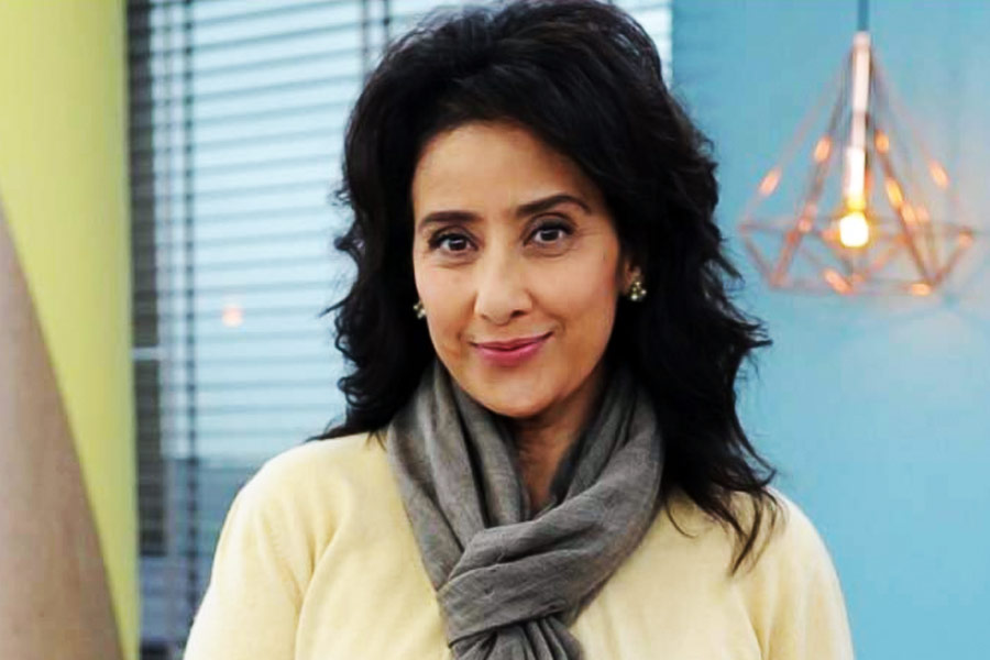 হিন্দি ভাষার পাশাপাশি তামিল, নেপালি এবং ইংরেজি ভাষার ছবিতেও অভিনয় করতে দেখা গিয়েছে মনীষাকে। শৈশব থেকেই অভিনয়ের প্রতি আগ্রহ জন্মায় তাঁর। তাই অভিনয় শিখতে নেপাল থেকে ভারতে চলে আসেন তিনি।