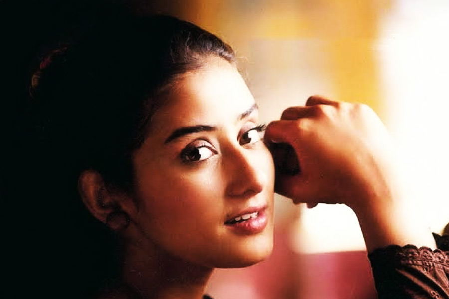 নব্বইয়ের দশকে বলিপাড়ায় পা রাখলেও মনীষা তাঁর কেরিয়ার শুরু করেন নেপালি ছবির মাধ্যমে। ১৯৮৯ সালে মুক্তিপ্রাপ্ত ‘ফেরি ভেতৌলা’ ছবির হাত ধরে অভিনয় জীবন শুরু করেন তিনি।