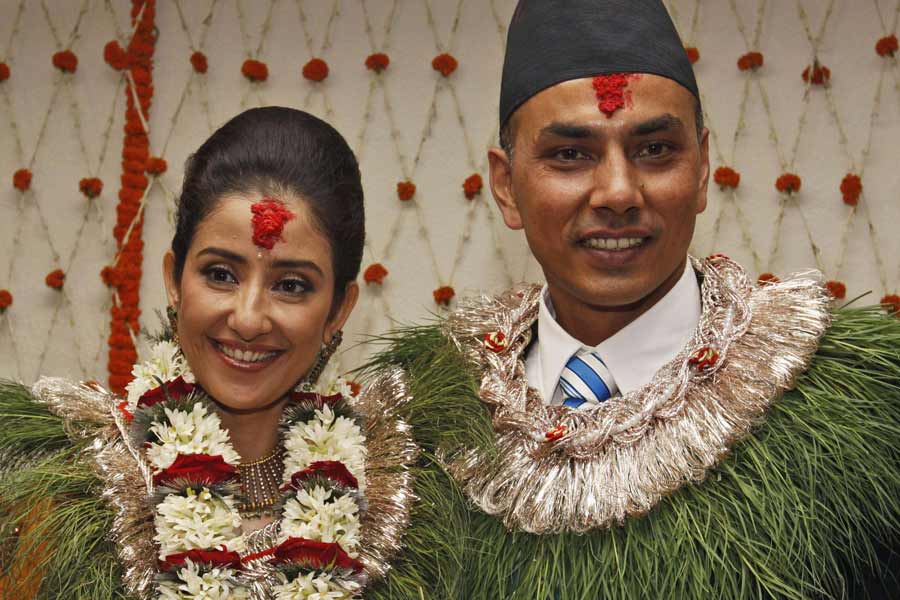 ২০১০ সালে নেপালের ব্যবসায়ী সম্রাট দহালকে বিয়ে করেন মনীষা। দু’বছর পর ২০১২ সালে বিচ্ছেদের সিদ্ধান্ত নেন দু’জনে। ওই বছরই ক্যানসার ধরা পড়ে অভিনেত্রীর।