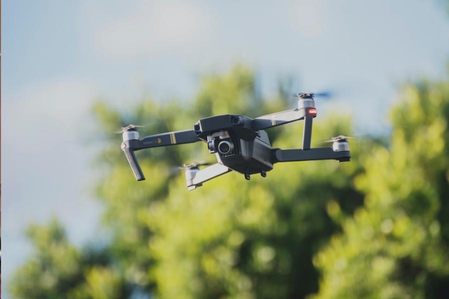 নামে হালকা একটা খেলনা, কিন্তু দামে বেশ ভারী। বলতেই পারেন, এমন দামি খেলনা বাচ্চার হাতে তুলে দেওয়া কি ঠিক? আপাত ভাবে, যুক্তিটি কিন্তু ফ্যালনা নয়।  কিন্তু উল্টো দিকটা ভাবুন। প্রথমত, জামা-জুতো-পোশাক থেকে পার্লার-প্রসাধনী, এ সবের জন্য যা খরচ করেন, তার পাশে এটি কি খুব বেশি? 