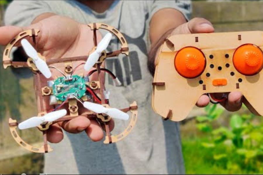 ও সব ছাড়ুন, ইদানীং বহু খেলনা বেরিয়েছে, যে গুলির দাম শুনলে চোখ টাটায়, কিন্তু তার কোনও সূদুর প্রসারী প্রভাব নেই। বরং বাচ্চা বড় হল কী, সেটির ওপর ঝুল জমবে। অথচ বহু বাবা-মা সেগুলি হামলে পড়ে কিনে বাচ্চাকে সাময়িক খুশি করেন। 