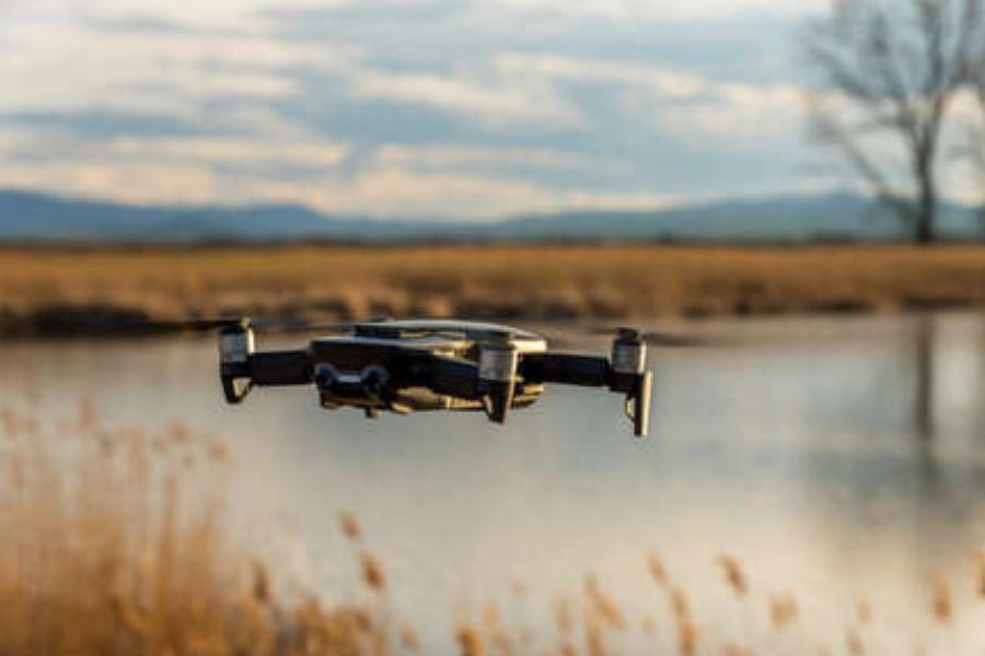 উল্টো দিকে, ড্রোনের কিন্তু একটা সুদুরপ্রসারী প্রভাব রয়েছে। বাজারে প্রচুর বাচ্চাদের উপযোগী ড্রোন পাওয়া যায়। সেটি দুম করে আপনার সন্তানের হাতে তুলে দেওয়ার আগে তার বড়সড় ব্যবহার কী কী ভাবে হয়, তার গল্প বলুন। দরকারে ভিডিয়ো দেখিয়ে বোঝান, সিনেমা দেখান। 