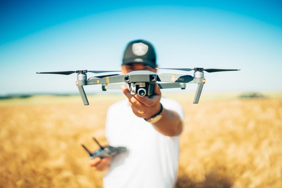  ড্রোনের ব্যবহারটি এক্কেবারে তার নিয়ন্ত্রণে না দিয়ে পাশে পাশে থাকুন। পারলে ফাঁকা মাঠে তার সঙ্গে খেলুন ড্রোন নিয়ে। বাচ্চা মজা পাবে। কে বলতে পারে, এখান থেকে তার ছোট্ট মাথায় কোনও সৃষ্টিশীল কাজের বীজ পোঁতা হয়ে যাবে না?   কালীপুজোয় বাজির বাজেট কমিয়ে ড্রোন কিনে বাড়ির ছোট্টটির চোখে মুখে হাসি ফোটান। বাজারচলতি এমন ড্রোনের খবর রইল এই প্রতিবেদনে।  