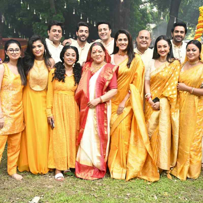 শুটিংয়ের ফাঁকে। 