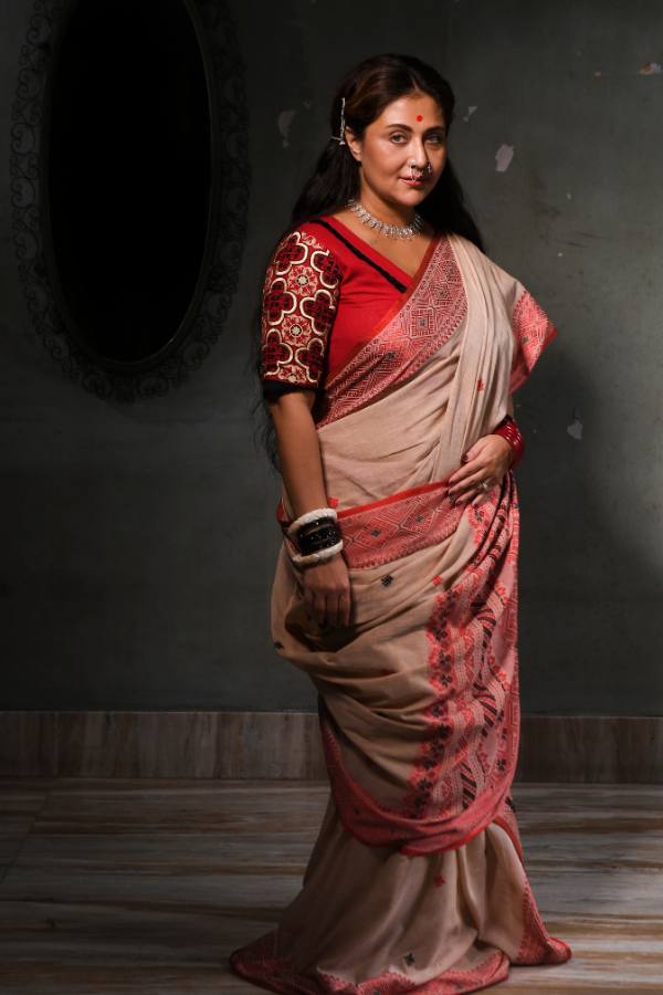 স্বস্তিকা মুখোপাধ্যায়। টলি পাড়ার অন্দরমহলে নামটাই যথেষ্ট! তাঁর খোলা মেলা সাজ থেকে চাঁচাছোলা কথা, সবেতেই তিনি শিরোনামে। তাঁকে নিয়ে চর্চার শেষ নেই সমাজ মাধ্যমেও। তিনি সাহসী, তিনি বেপরোয়া। সেই তিনি হঠাৎই সাদামাঠা সুতির সাজে! কেমন আছেন স্বস্তিকা?  খোঁজ নিল আনন্দবাজার পত্রিকা অনলাইন।