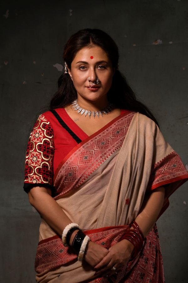 রূপোলি গয়নার প্রতি তাঁর তীব্র টানের কথা দুনিয়া জানে। এখানেও তার নাকে নথ থেকে কানে ও গলায় রুপোর গহনা। সঙ্গে বনেদী ঘরাণার শাড়ি। এত দিনে এমন সাজে দেখেছেন কি তাঁকে! দেখালো আনন্দবাজার পত্রিকা অনলাইন। 