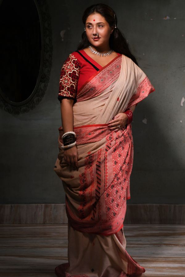 দু’হাতে চওড়া কাচের চুড়ি। ডান বাহুতে তাঁর প্রিয় মোটা শাঁখা। এবার শরতে তিনি হয়ে উঠবেন কি  শরৎচন্দ্রের ঘরেলু ‘নায়িকা’? 