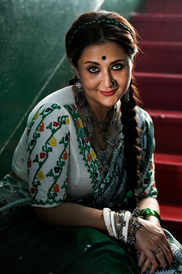 দু’চোখ জোড়া মায়াটান। ঘন কাজলে ঘেরা চোখের তারায় কুহকিনীর মতো রহস্যময়ী চাউনি। সবুজ রঙা সাজে তিনি মায়াবতী। প্রকৃতই এক জাদুকরী বুঝি!