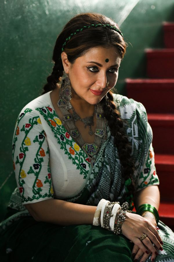 হাতে কানে ও গলায় রুপোলি গহনা,  নানা স্তরের গলার হার,  লতিতে নানা নকশার দুল, নাকে বাহারি নাকছাবি, কী হাতের চুড়ি,  সব মিলিয়ে অপরূপা, অনন্যা এবং অন্য রূপা স্বস্তিকার শরীরী চিহ্ন!  