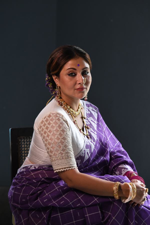 এ বারের সাজ বেগুনি। সঙ্গে সোনালি গয়নার ভিড়! চোখের ইশারায় আলতো চঞ্চলতা। ঘরোয়া বসার ধরনেও প্রেমের তাপ। কী জানে কেন? স্বস্তিকা বলেই কি?