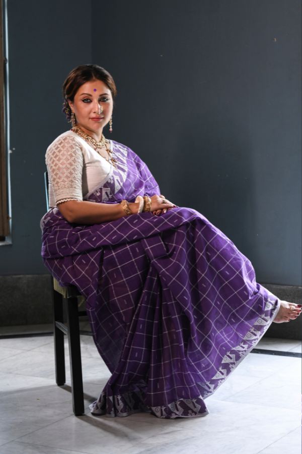 ঠোঁটের কোণায় চপল হাসি! গয়নায় মোড়া তাঁর এ সাজের অনন্যতায় তাঁরই ব্যক্তিত্বের ছায়ারূপ ধরা। 