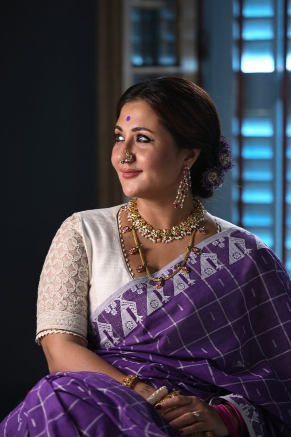 পরণে ঢাকাই শাড়ি, কপালে বেগুনী টিপ!  এ কোন স্বস্তিকা? মুক্ত ঝরা হাসিতে!  তিনি মায়াবিনী। 