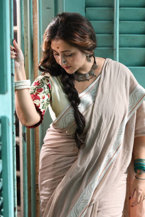 মুখাবয়বে চপলতা নেই। নিজের মতো নিজেকে সাজিয়ে চার পাশ থেকে নিজেকে গুটিয়ে! একান্ত নিজের, একা মনের। ‘যেখানেতে অগাধ ছুটি   মেল সেথা তোর ডানা দুটি, সবার মাঝে পাবি ছাড়া’! এ এক অন্য স্বস্তিকা! তিনি আগুনরূপা। তাঁর একা মনের খবর কে রাখে, নিল আনন্দবাজার পত্রিকা অনলাইন।